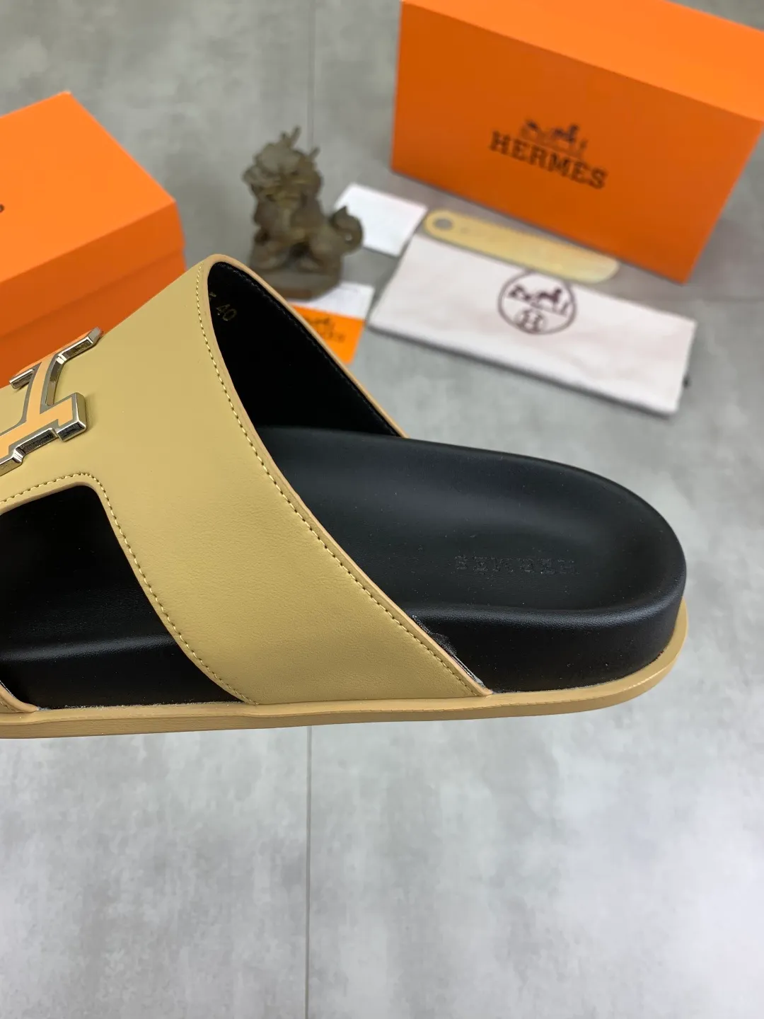Men's shoes 💰P440 New [HERMES] high-end quality new Hermès slippers, made of imported calfskin, wear-resistant and non-slip rubber outsole. Fashionable and elegant code number: 39-44 (38 45 46 customized)